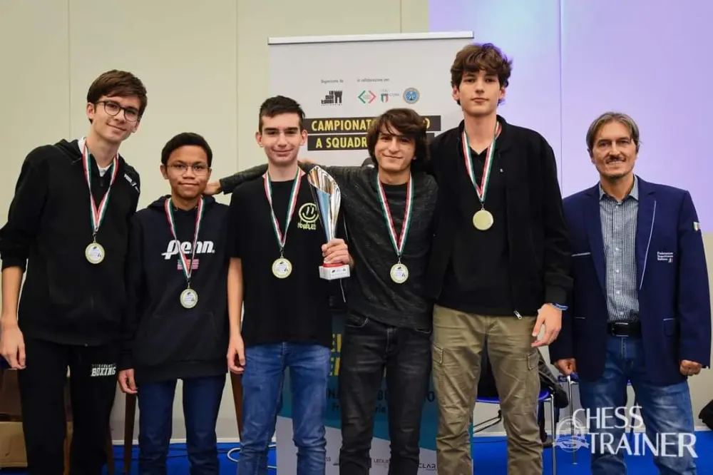 La squadra dell'Accademia Scacchi Milano, con Fabrizio Frigeri (Direttore CIS) Campionati italiani under 18: tutte le squadre vincitrici